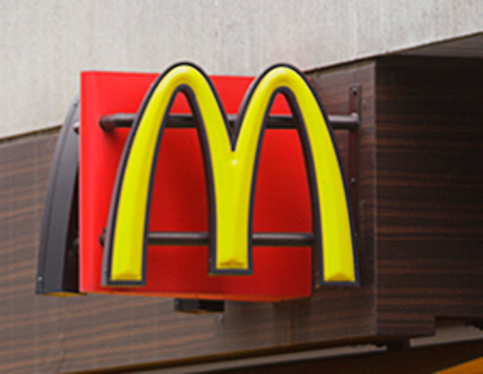 マクドナルド　看板　突き出し立体看板　通行人から見える看板